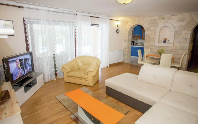 Nicely furnished apartment with covered terrace, located in front of the pool - Apartment in Porec - Photo 5
