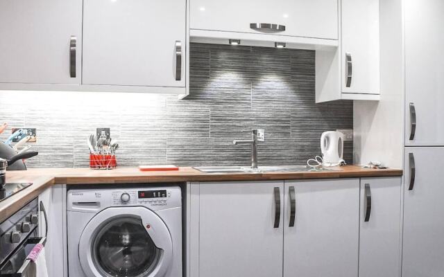 Modern and Bright 1 Bedroom Apartment