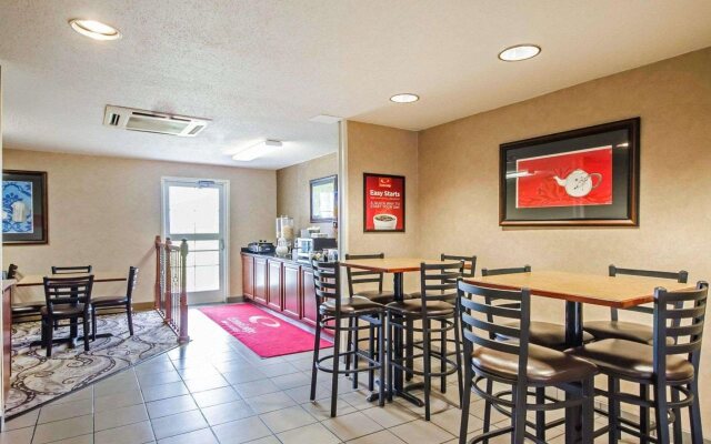 Econo Lodge Inn & Suites Evansville