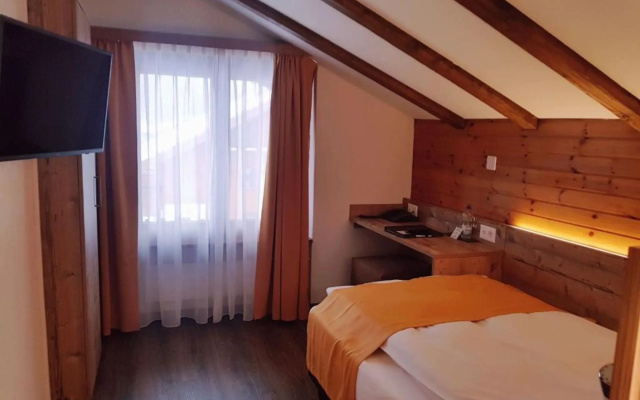 Typically Swiss Hotel Tascherhof – Guest Rooms – Taesch