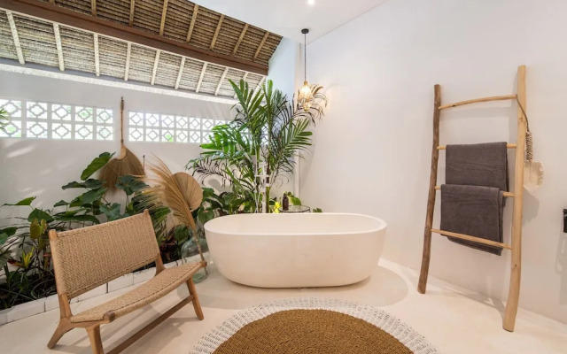 NEW ! Stunning 4BR Jungle View Villa in Lovina