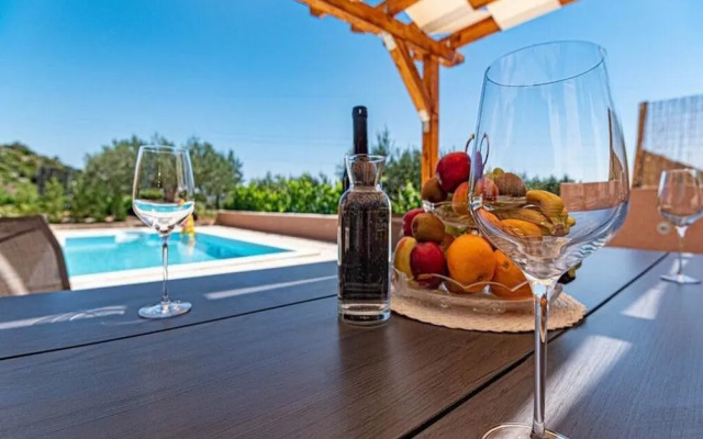 Apartment Niko - Two Bedroom Apartment With Swimming Pool