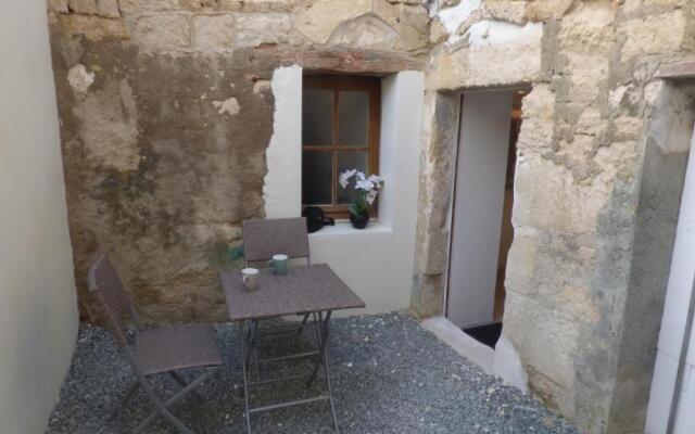 Studio Neuf avec courette privative