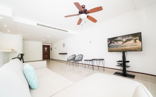 Eek - Condo Near 5th Av. and the Beach