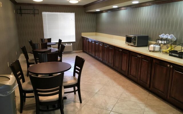 Super 8 by Wyndham Jackson MS Near the Fairgrounds