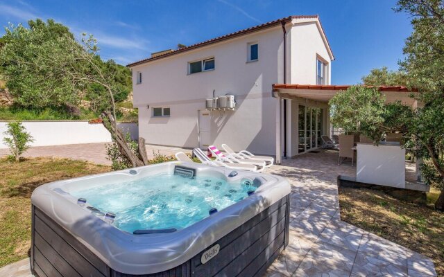 Amazing Home in Banjol With Jacuzzi, 3 Bedrooms and Wifi