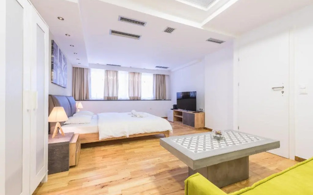 Central 3 bdrm apt for 12, Fresh Renovated!