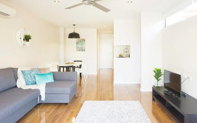 New Designer Home + Parking + Close to Airport