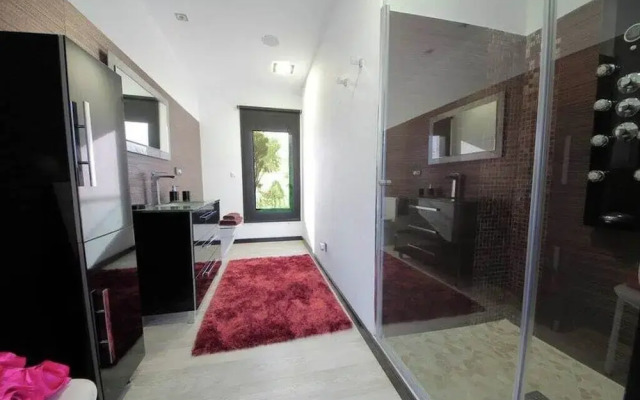 Posh Villa With Pool, Garden & Ocean Views in Sansenxo