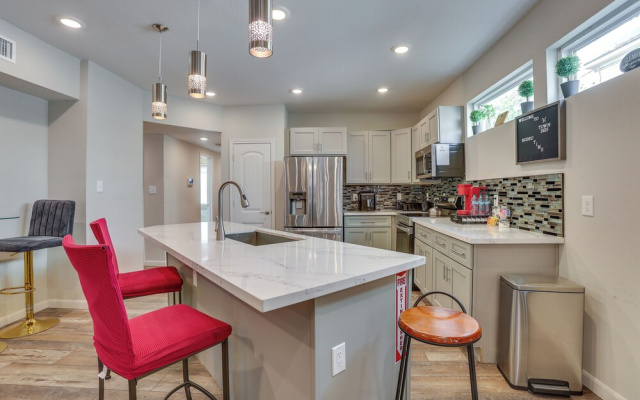Sleek & Central! Houston Stay Near Med Center