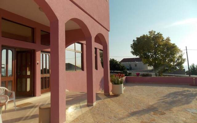 Tranquil Villa in Podstrana near Mutogras Beach