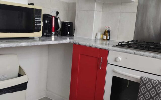 Captivating 3-bed Apartment in Romford