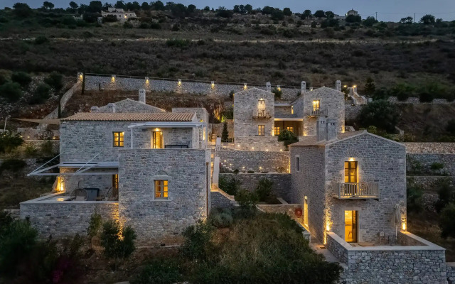 Trapela Limeni Luxury Suites