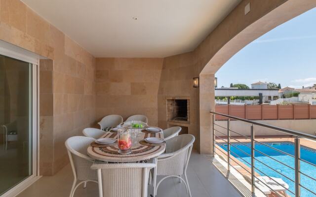 4 Bedroom Villa With Pool In The Channel Of Empuriabrava