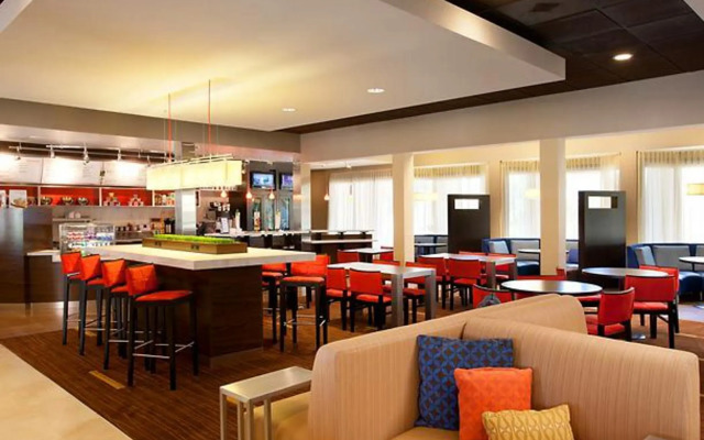Courtyard By Marriott Palm Springs