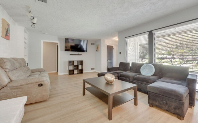 Spacious Home - 6 Mi to Downtown Fresno!