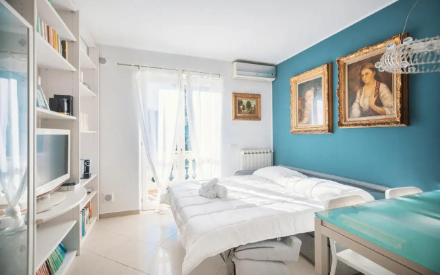 Art Apartment with Sea View