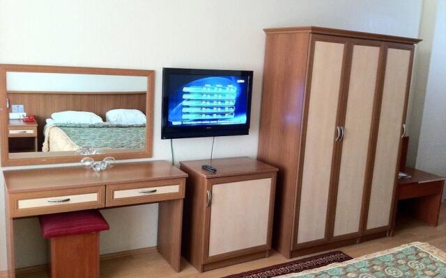 Eyna Hotel