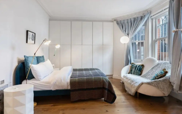 Spacious Designer 2 Bedroom Maisonette With Garden in Chelsea, London