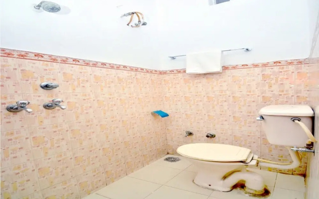 White House Continental by OYO Rooms