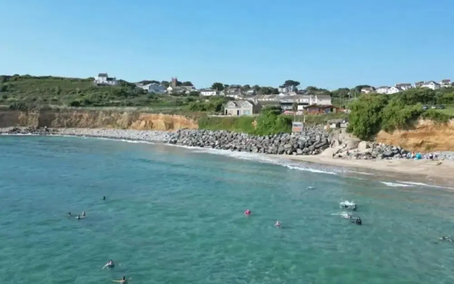 Private Cliff top Retreat by Perranuthnoe Beach