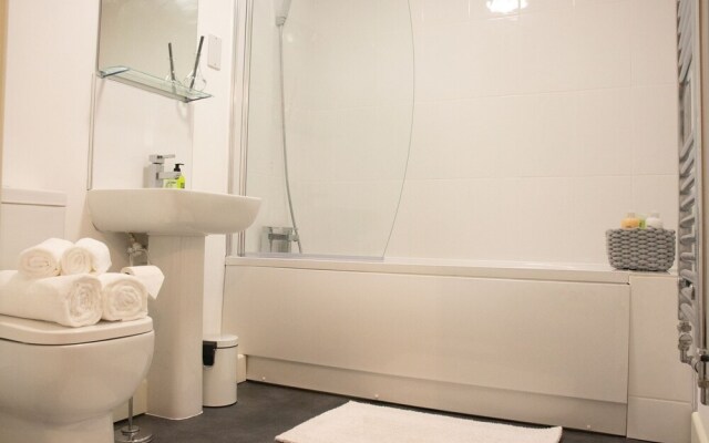 Livestay - 2 Bed 2 Bath Minutes From Heathrow