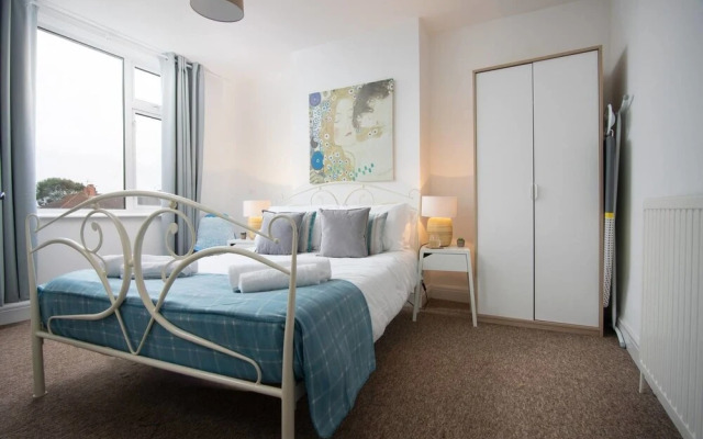 Quiet Residential Apt N/gloucester Road Sleeps 4