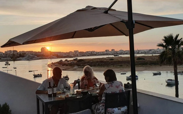 Waterfront, big Terrace, hot tub & 200 m to Beach