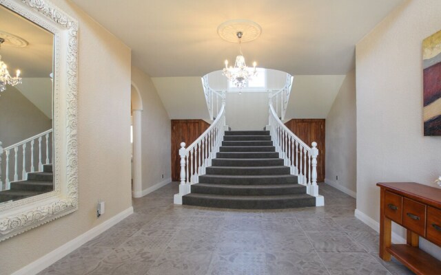 Luxury 3Brm Mannor in Temple View