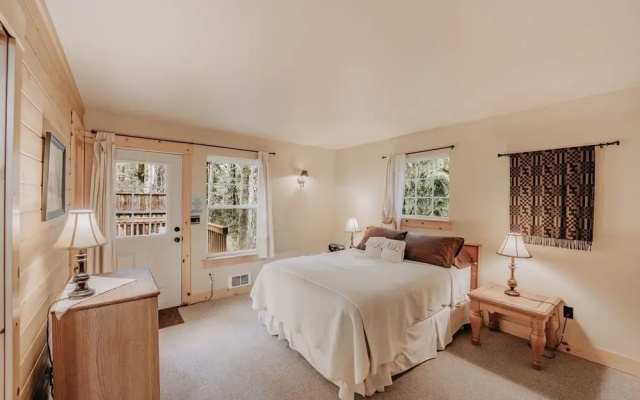 95gs - Hot Tub - Wifi - Pets Ok - Sleeps 4 2 Bedroom Home by RedAwning