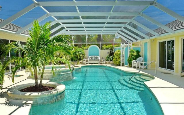 Private Home and Guesthouse With Courtyard, Pool and spa