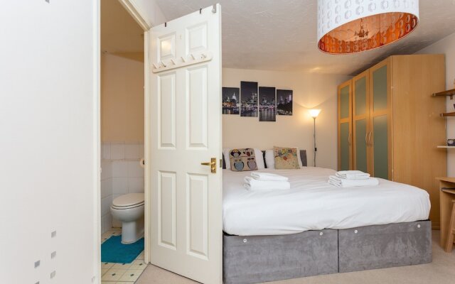 3 Bedroom Flat Near Canary Wharf