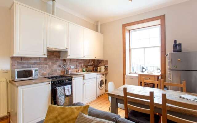 Spacious Traditional 3 Bedroom Flat in New Town