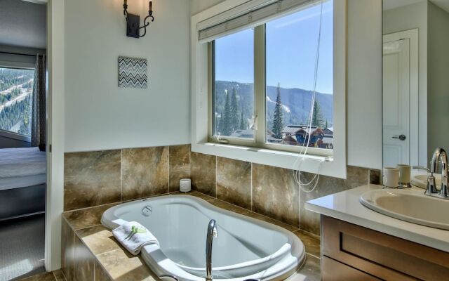 Peaks Retreat By Bear Country