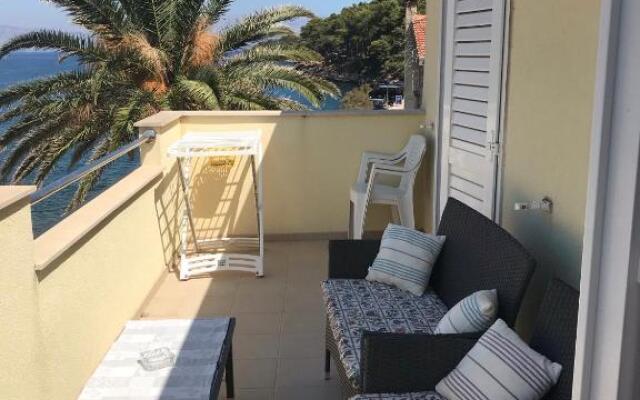 Sea view apartment near the beach 1-Jelsa center