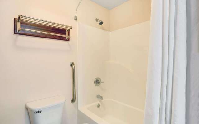 Super 8 by Wyndham Louisville/Expo Center