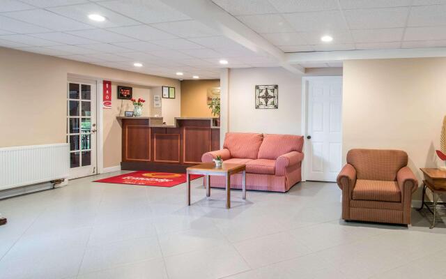 Econo Lodge Inn & Suites