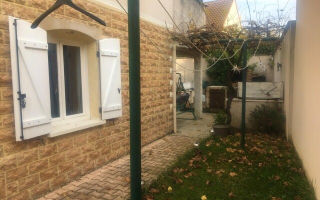 Studio in Beaune, With Enclosed Garden and Wifi
