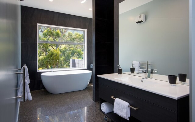 Bell Bird Ridge Holiday Home - Ocean & Valley Views