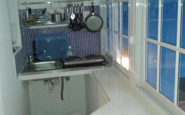 Monoambiente con baño privado y cocineta dentro de casa