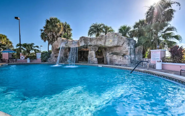 Lovely Lady Lake Home w/ Resort Amenities & Lanai!