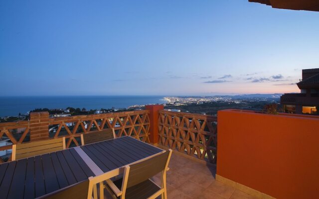 Penthouse M Reserva del Higueron 3 BEDROOMS. TRANSFER to the Beach and Train station. JACUZZI. WIFI. 2 PARKING. 2 SWIMMING POOL