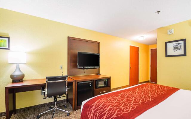 Comfort Inn & Suites Dayton Northwest - Englewood
