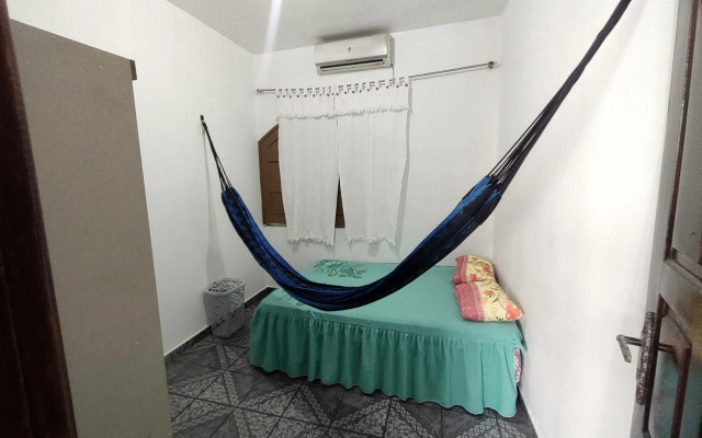 Casa grande em área central, bem iluminada e vent.