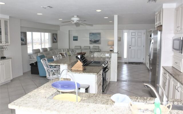 Jamaica Royale 802 - 2 Br Condo