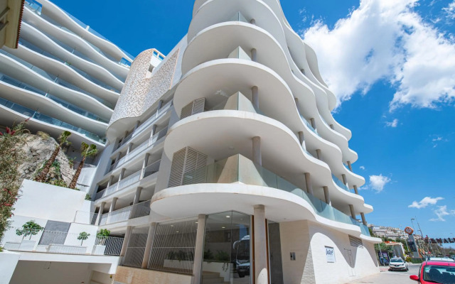 Unique 2 bedroom unit with pool near beach