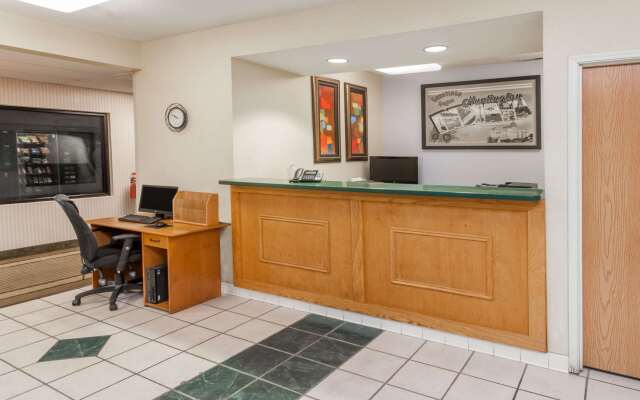 Super 8 by Wyndham Huntington