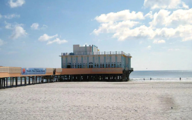Beachside Hotel