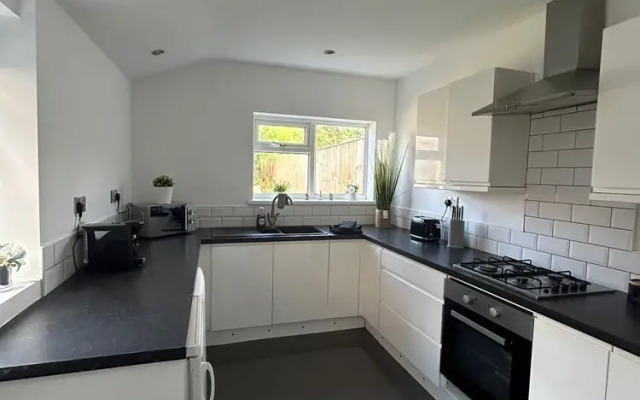 NEW 4 Double Bedrooms Large House