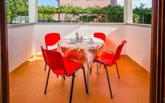 Beautiful Home in Kapelica With Wifi and 2 Bedrooms